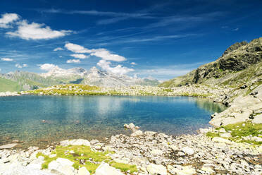 Türkisfarbenes kristallklares Wasser des Bergsees, Splugapass, Kanton Graubünden, Schweiz, Europa - RHPLF03507