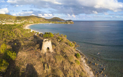 Panoramablick auf Cades Bay und die Ruine einer alten Zuckermühle, Antigua und Barbuda, Leeward-Inseln, Westindien, Karibik, Mittelamerika - RHPLF03508