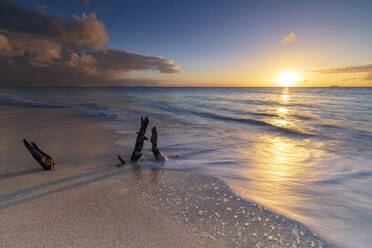 Sonnenuntergang am Ffryes Beach, Antigua, Antigua und Barbuda, Inseln unter dem Winde, Westindien, Karibik, Mittelamerika - RHPLF03516