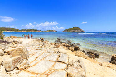 Menschen auf Felsen mit Blick auf das kristallklare Meer, Half Moon Bay, Antigua und Barbuda, Leeward Islands, Westindien, Karibik, Mittelamerika - RHPLF03517