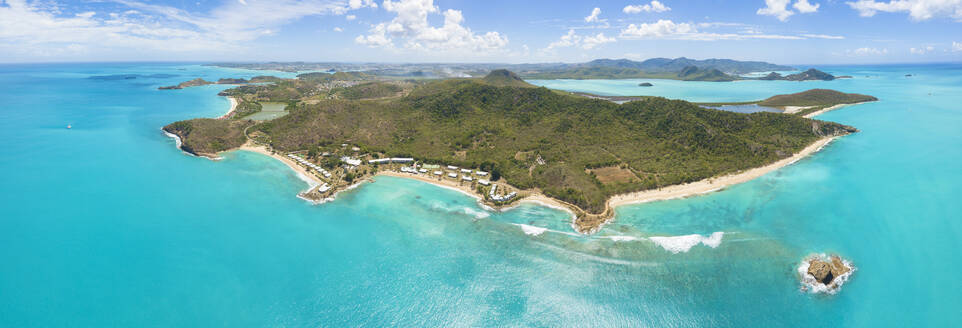 Erhöhter Panoramablick auf Hawksbill Bay und Landing Bay, Antigua, Antigua und Barbuda, Leeward-Inseln, Westindien, Karibik, Mittelamerika - RHPLF03518