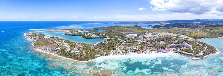 Panoramablick auf das türkisfarbene Meer um Long Bay, Antigua, Antigua und Barbuda, Leeward-Inseln, Westindische Inseln, Karibik, Mittelamerika - RHPLF03519