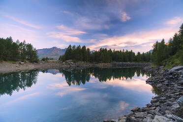 Lago Azzurro bei Sonnenaufgang, Splugatal, Provinz Sondrio, Valtellina, Lombardei, Italien, Europa - RHPLF03521