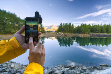 Wanderer knipst Fotos mit Smartphone, Lago Azzurro, Splugatal, Provinz Sondrio, Valtellina, Lombardei, Italien, Europa - RHPLF03523