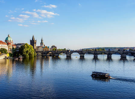 Karlsbrücke und Moldau, Prag, UNESCO-Weltkulturerbe, Region Böhmen, Tschechische Republik, Europa - RHPLF03549