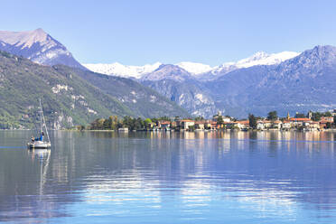 Segelboot auf dem See vor Mandello del Lario, Provinz Lecco, Comer See, Italienische Seen, Lombardei, Italien, Europa - RHPLF03555