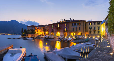 Fischerhäuser in der Abenddämmerung, Mandello del Lario, Provinz Lecco, Comer See, Italienische Seen, Lombardei, Italien, Europa - RHPLF03564