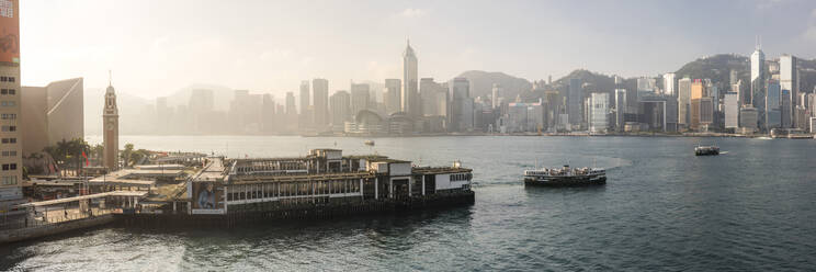 Star Ferry mit Hongkong Island im Hintergrund, gesehen von Kowloon, Hongkong, China, Asien - RHPLF03580