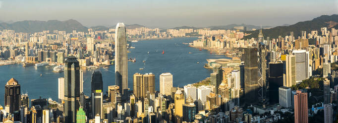 Blick über den Victoria Harbour bei Sonnenuntergang, gesehen vom Victoria Peak, Hongkong Island, Hongkong, China, Asien - RHPLF03598