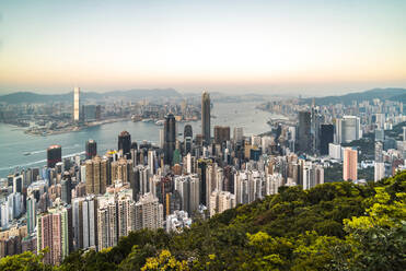 Blick über den Victoria Harbour bei Sonnenuntergang, gesehen vom Victoria Peak, Hongkong Island, Hongkong, China, Asien - RHPLF03600