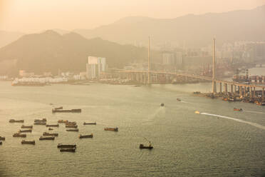 Boote im Victoria Harbour bei Sonnenuntergang, gesehen vom Victoria Peak, Hongkong Island, Hongkong, China, Asien - RHPLF03602