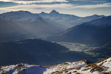 Wanderung entlang der Bergketten mit Blick auf den Mount Aspiring, Otago, Südinsel, Neuseeland, Pazifik - RHPLF03606