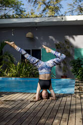 Frau übt Yoga am Pool, Costa Rica - MAUF02750