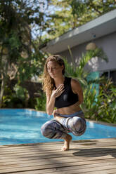 Frau übt Yoga am Pool, Costa Rica - MAUF02758