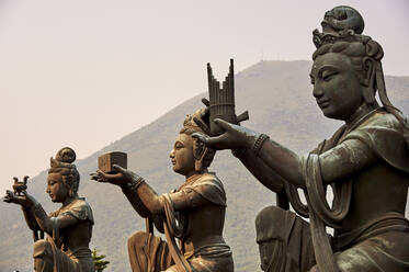 Unterstützende Figuren bringen dem Großen Buddha Opfergaben dar, Po Lin-Kloster, Ngong Ping, Lantau Island, Hongkong, China, Asien - RHPLF03628