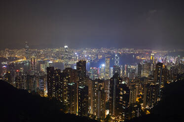 Nachtansicht des Zentrums von Hongkong und des Victoria Harbour vom Victoria Peak, mit Blick auf Kowloon im Hintergrund, Hongkong, China, Asien - RHPLF03630