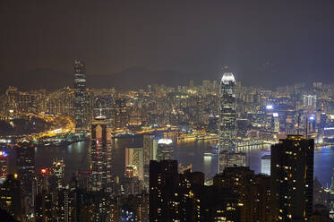 Nachtansicht des Zentrums von Hongkong und des Victoria Harbour vom Victoria Peak, mit Blick auf Kowloon im Hintergrund, Hongkong, China, Asien - RHPLF03631