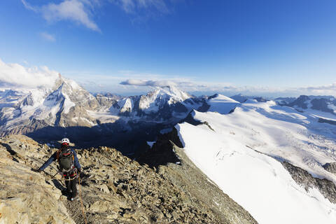 Bergsteiger am Südgrat der Dent Blanche, 4357m, mit Blick auf das Matterhorn, Wallis, Schweizer Alpen, Schweiz, Europa, lizenzfreies Stockfoto