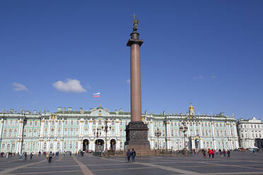 Alexandersäule auf dem Schlossplatz, im Hintergrund das Staatliche Eremitage-Museum (Winterpalast), UNESCO-Weltkulturerbe, St. Petersburg, Russland, Europa - RHPLF03643