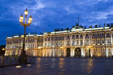 Abendansicht des Staatlichen Eremitage-Museums (Winterpalast), UNESCO-Weltkulturerbe, St. Petersburg, Russland, Europa - RHPLF03646