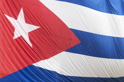 Die kubanische Flagge hängt über den Gebäuden in einer Straße in Santa Clara, nach dem Tod von Fidel Castro, Santa Clara Kuba, Westindien, Karibik, Mittelamerika - RHPLF03666