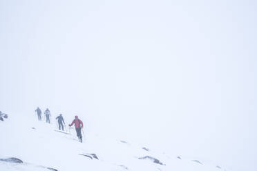 Skitour in einem Schneesturm im CairnGorm Mountain Ski Resort, Cairngorms National Park, Schottland, Vereinigtes Königreich, Europa - RHPLF03688