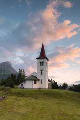 Wolken bei Sonnenuntergang auf Chiesa Bianca, Maloja, Bergell, Engadin, Kanton Graubünden, Schweizer Alpen, Schweiz, Europa - RHPLF03717