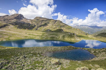 Blaues Wasser des Alpensees, Leg Grevasalvas, Julierpass, Maloja, Engadin, Kanton Graubünden, Schweizer Alpen, Schweiz, Europa - RHPLF03726