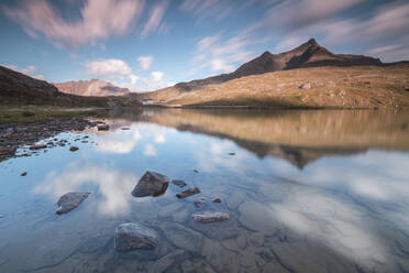 Wolken spiegeln sich im Wasser in der Morgendämmerung, Lago Bianco, Gavia Pass, Valfurva, Valtellina, Lombardei, Italien, Europa - RHPLF03735