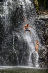 Wasserfall-Springen, Fidschi, Südpazifik, Pazifik - RHPLF03750