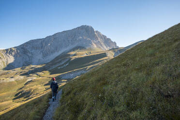 Wanderer auf dem Weg zum Gipfel des Corno Grande, Nationalpark Gran Sasso e Monti della Laga, Abruzzen, Italien, Europa - RHPLF03788