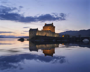 Abenddämmerung, Eilean Donan Castle, Dornie, Highlands, Schottland, Vereinigtes Königreich, Europa - RHPLF03789