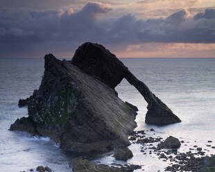 Bow Fiddle Rock in der Morgendämmerung, Moray Coast, Schottland, Vereinigtes Königreich, Europa - RHPLF03790