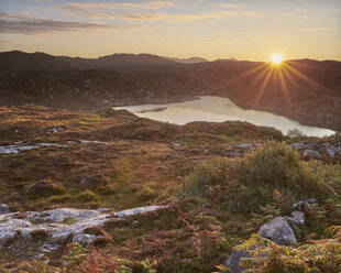Sonnenaufgang, Maiden Loch, Assynt, Highlands, Schottland, Vereinigtes Königreich, Europa - RHPLF03800