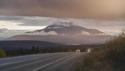 Fahrt durch die Glacier Mountains entlang des Alaska Highway 1, Alaska, Vereinigte Staaten von Amerika, Nordamerika - RHPLF03805