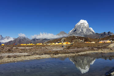 Ama Dablam Basislager mit Tobuche, 6495m, Sagarmatha National Park, UNESCO Weltkulturerbe, Khumbu Tal, Nepal, Himalaya, Asien - RHPLF03815