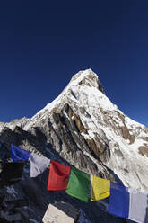 Gebetsfahnen auf der Ama Dablam, 6812m, Sagarmatha-Nationalpark, UNESCO-Welterbe, Khumbu-Tal, Nepal, Himalaya, Asien - RHPLF03818