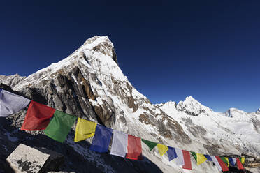 Gebetsfahnen auf der Ama Dablam, 6812m, Sagarmatha-Nationalpark, UNESCO-Welterbe, Khumbu-Tal, Nepal, Himalaya, Asien - RHPLF03819