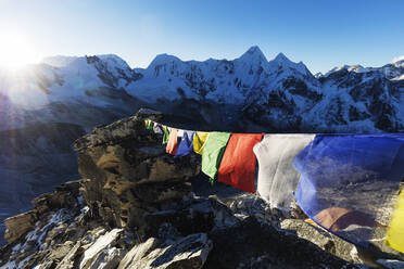 Gebetsfahnen auf der Ama Dablam, Sagarmatha-Nationalpark, UNESCO-Weltkulturerbe, Khumbu-Tal, Nepal, Himalaya, Asien - RHPLF03821