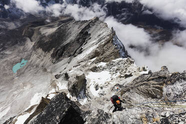 Bergsteiger auf dem Gelben Turm der Ama Dablam, Sagarmatha-Nationalpark, UNESCO-Welterbe, Khumbu-Tal, Nepal, Himalaya, Asien - RHPLF03824