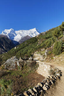 Everest base camp hiking trail, Sagarmatha National Park, UNESCO World Heritage Site, Khumbu Valley, Nepal, Himalayas, Asia - RHPLF03832