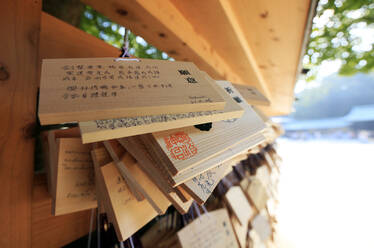 Gebetsgravuren an einer Wand im Meiji-Tempel, Tokio, Japan, Asien - RHPLF03845