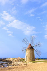 Windmühle, Baia dei Mulini, Trapani, Sizilien, Italien, Mittelmeer, Europa - RHPLF03855