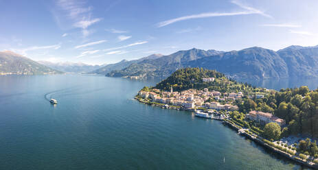 Panoramaluftaufnahme des Comer Sees und des Dorfes Bellagio, Provinz Como, Lombardei, Italienische Seen, Italien, Europa (Drohne) - RHPLF03869