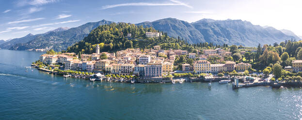 Panorama-Luftaufnahme von Bellagio auf grünem Vorgebirge am Ufer des Comer Sees, Provinz Como, Lombardei, Italienische Seen, Italien, Europa (Drohne) - RHPLF03871