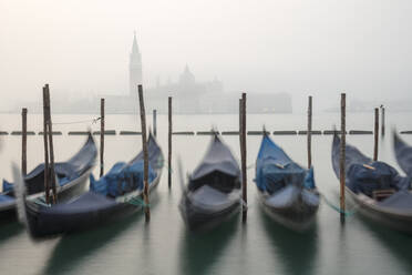 Gondeln im Nebel mit der Kirche San Giorgio Maggiore im Hintergrund, Venedig, UNESCO-Weltkulturerbe, Venetien, Italien, Europa - RHPLF03904