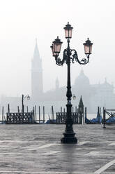 Lampe und Markusplatz mit Canal Grande und der Kirche San Giorgio Maggiore im Hintergrund, Venedig, UNESCO-Weltkulturerbe, Venetien, Italien, Europa - RHPLF03906