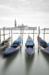 Gondeln mit der Kirche San Giorgio Maggiore im Hintergrund, Venedig, UNESCO-Weltkulturerbe, Venetien, Italien, Europa - RHPLF03907