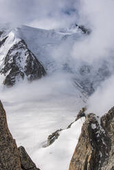Blick hinunter zum Vallee Blanche und zur Cosmiques-Hütte, die von Bergsteigern auf dem Mont Blanc genutzt wird, kleine Figuren sind im Tal zu sehen, Chamonix, Haute Savoie, Rhone-Alpen, Frankreich, Europa - RHPLF03908