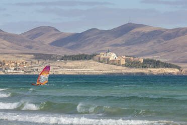 Windsurfer vor Playa de La Barca, Costa Calma, auf der Vulkaninsel Fuerteventura, Kanarische Inseln, Spanien, Atlantik, Europa - RHPLF03912